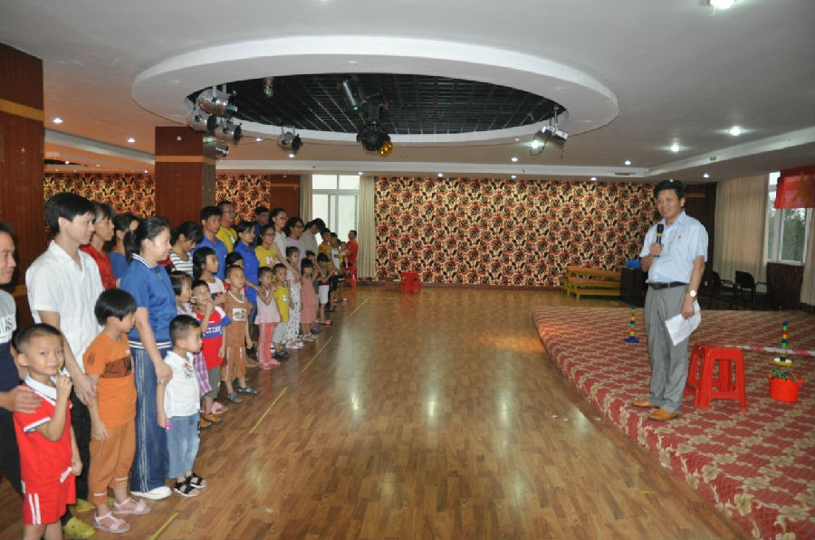 大手牽小手，攜手銀億向前走