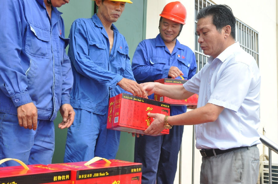 暑熱送清涼，甘泉暖人心